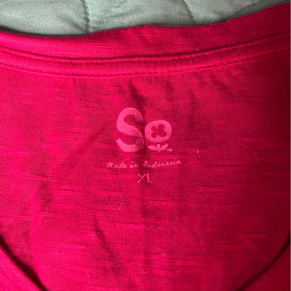 SO Fuchsia Pink Red Floral Open Shoulder Shirt Size XL - Picture 2 of 3